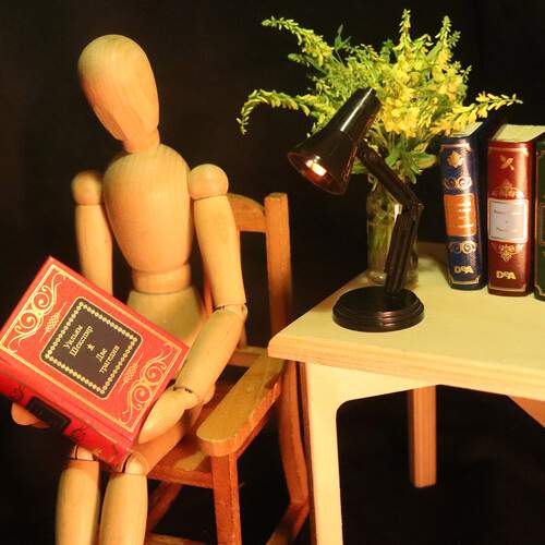 Деревянный человечек с книгой.