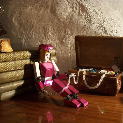 Девушка-робот и старинные вещи