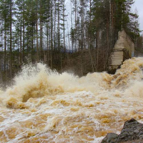 Водосброс. Весна. Карелия.