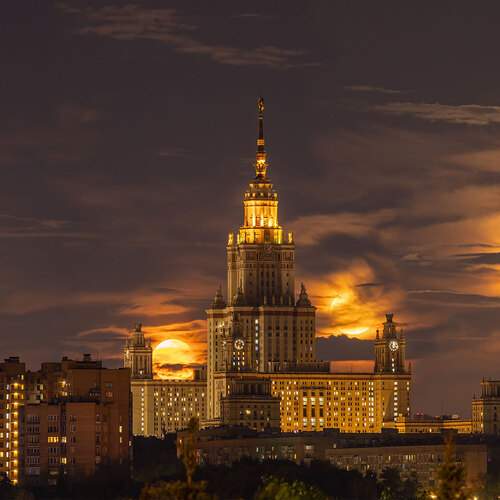 Восход Луны над МГУ