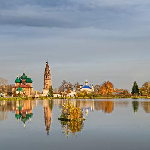 СТАРОЕ СЕЛО В ОСЕННЕМ НАРЯДЕ.