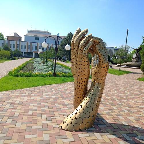Площадь Ленина, арт-объект «Руки».