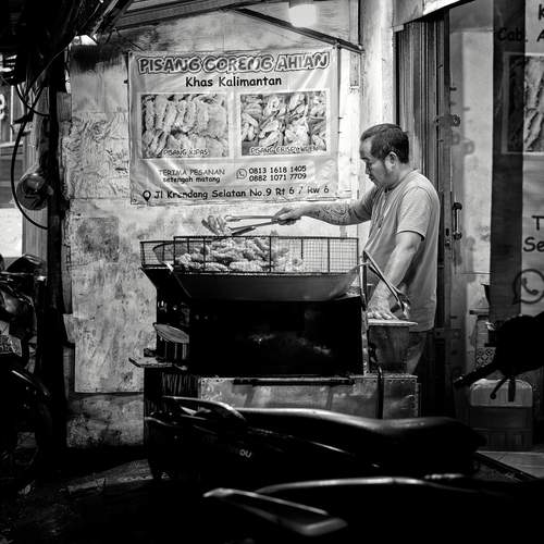 Under Neon, the Fryer’s Rhythm