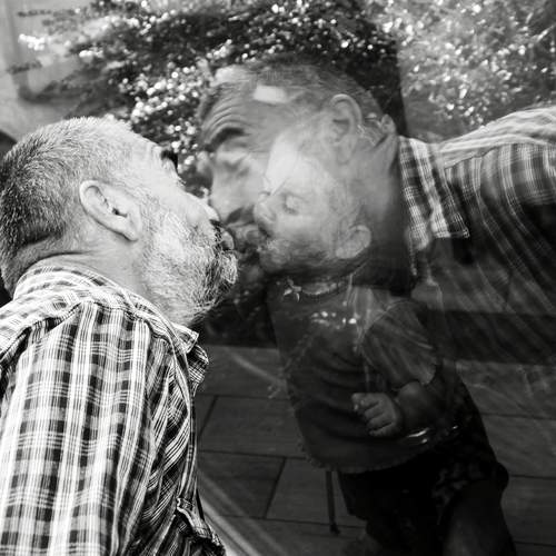 Kiss in window.