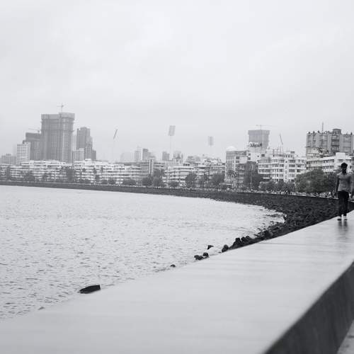Urban Serenity: Mumbai\'s Waterfront Elegance