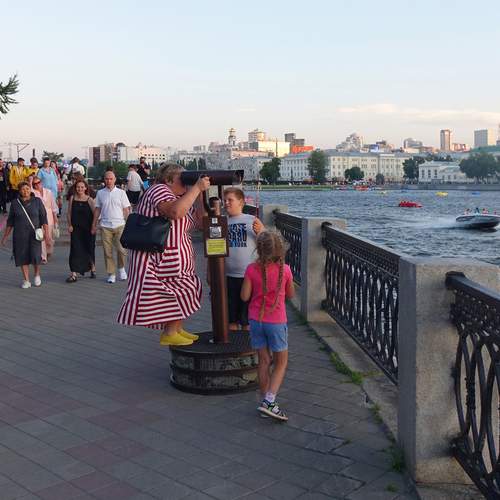 СМОТРЯЩАЯ  В  ДАЛЬ…