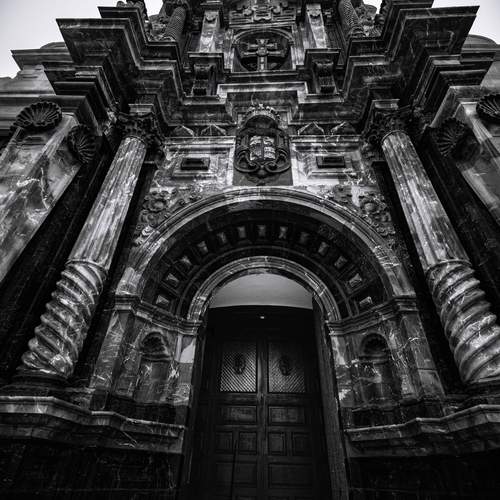 puerta del templo de la santa vera cruz