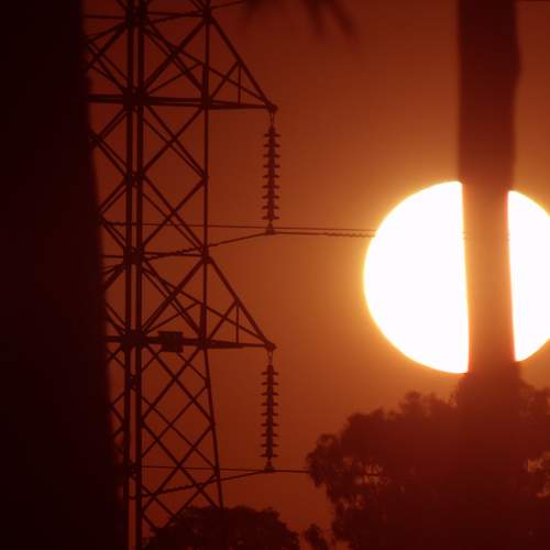 Pôr do sol entre as matas