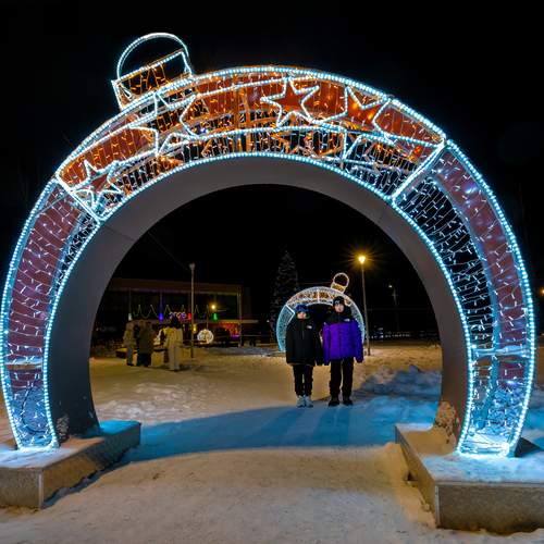 Новогодняя ночь на городской площади.