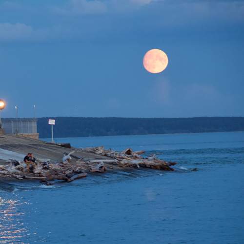 Восход Луны над Обским морем в Новосибирске