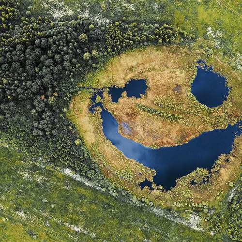 Сама природа улыбается