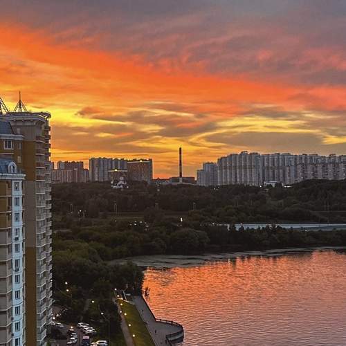 Закат из окна многоэтажки