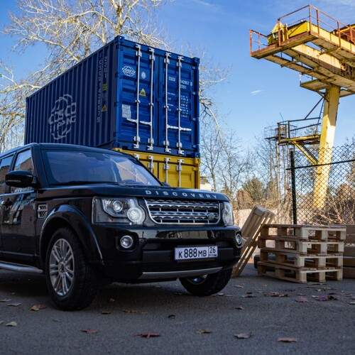 Серия фотографий модели Land Rover Discovery 4 в масштабе 1:18.