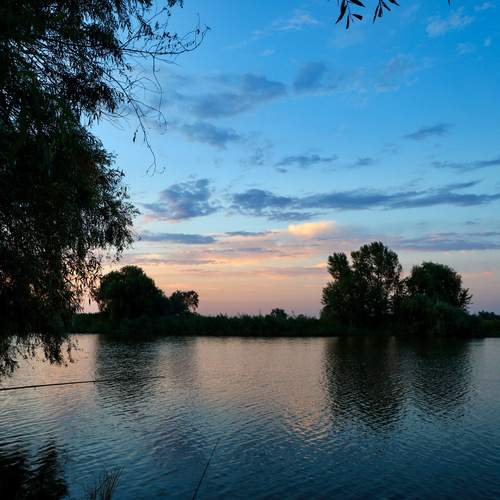 Закат на реке.