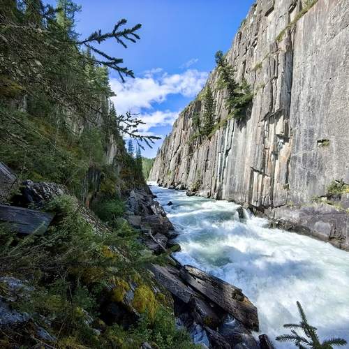 Река Коксу в каньоне