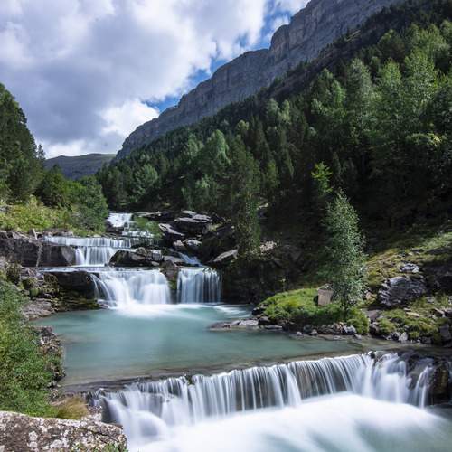 Las cascadas infinitas del río Araza en las Gradas del Soaso