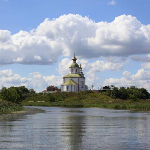 На речном просторе
