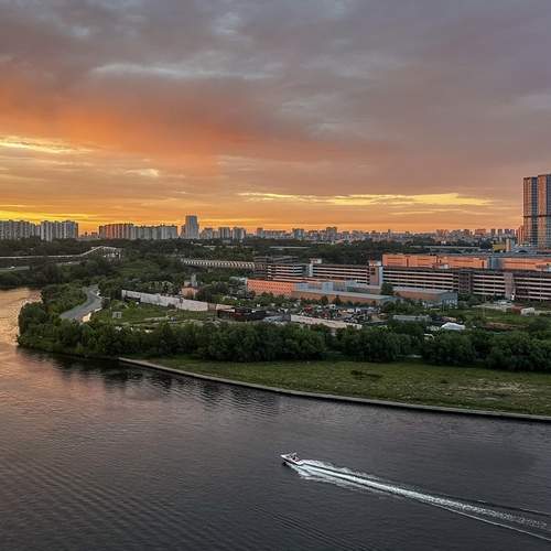 Урбанистический закат на Москве-реке