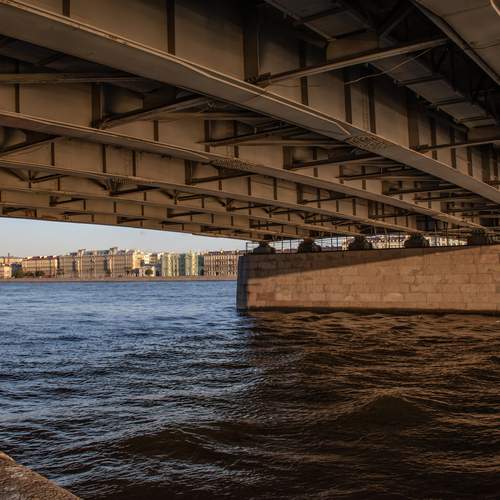 Под Литейным мостом