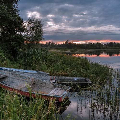 Лодки у берега Вуоксы.