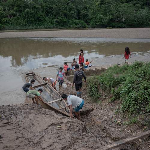 residents from the Sinchi Roca community
