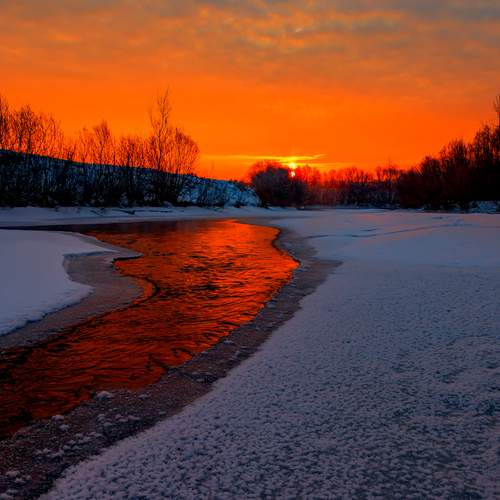 Рассвет на реке.