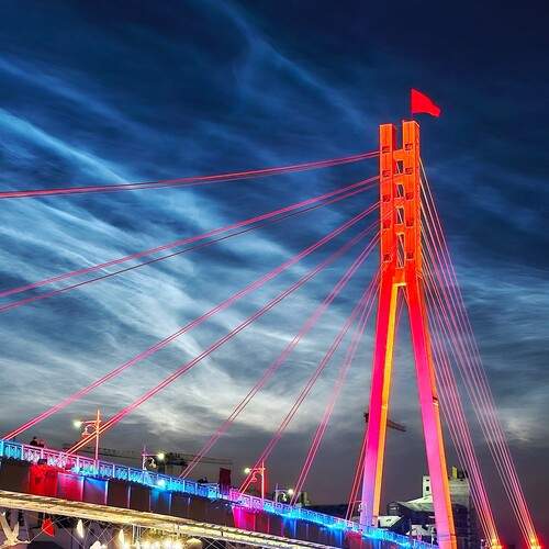 Серебристые облака на фоне моста