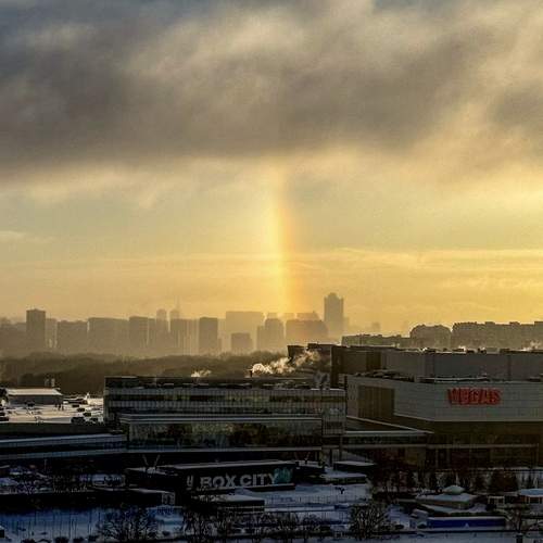 Солнечный столб на рассвете над Москвой