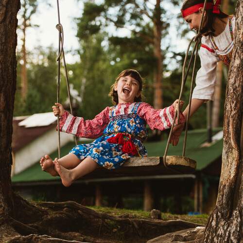 На качели