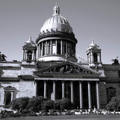 Исаакиевский собор в Санкт-Петербурге — один из самых известных архитектурных памятников города