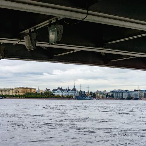 из-под Литейного моста