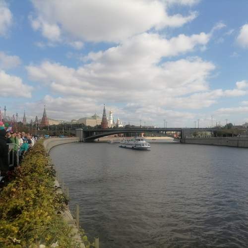 Кремль с видом на Москву реку.