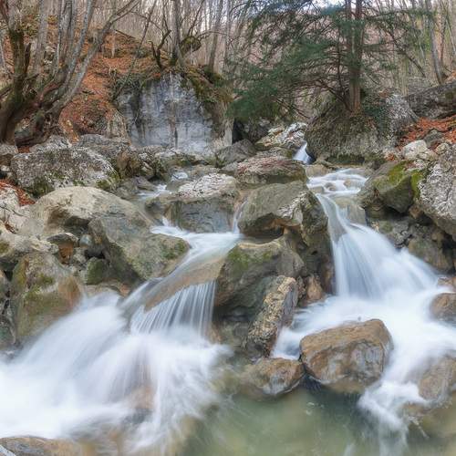 Течёт река.