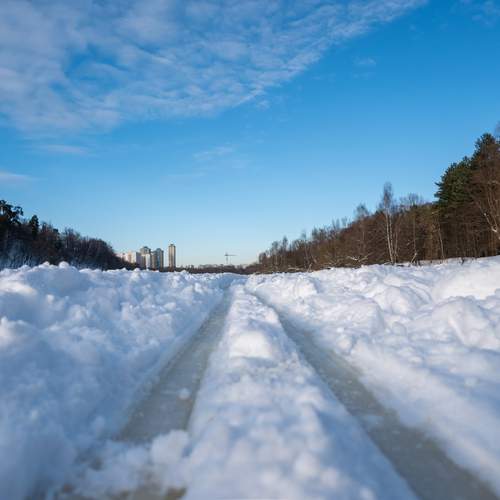 Лыжня на замерзшей реке