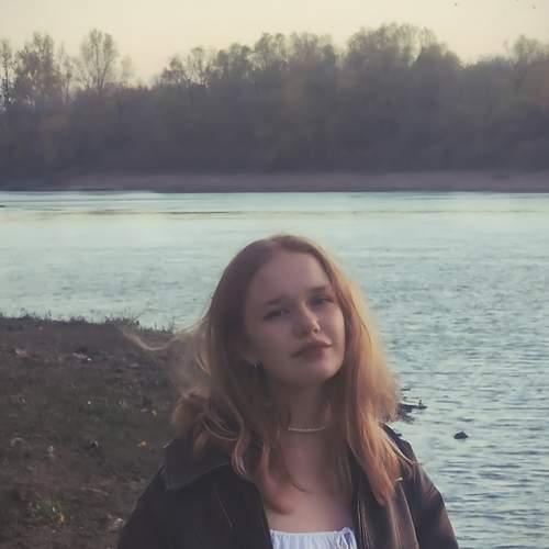 У реки