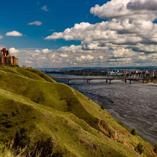 С крутого берега