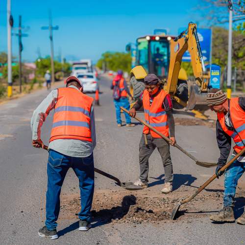 Obreros realizando trabajos de bacheo
