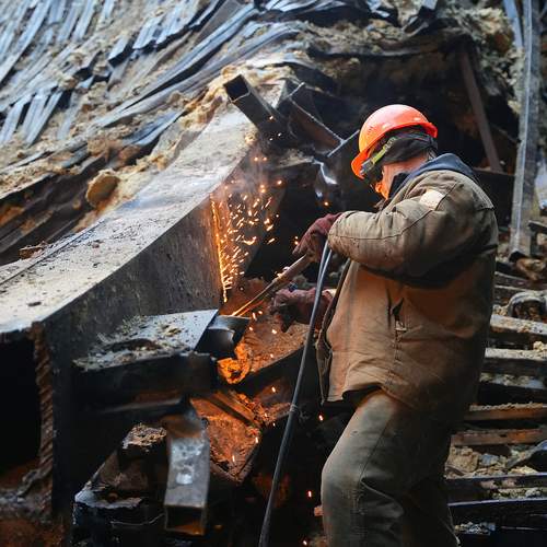 Сварщики работают на месте теракта в «Крокусе»