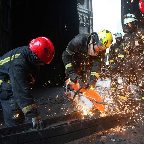 Добровольцы ВСКС работают на месте теракта в «Крокусе»