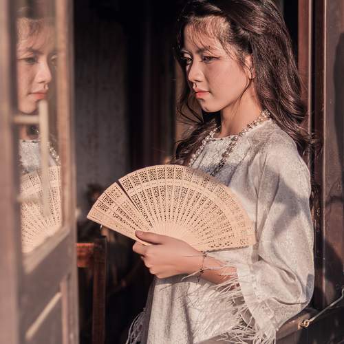 Thiếu Nữ bên Cửa Sổ