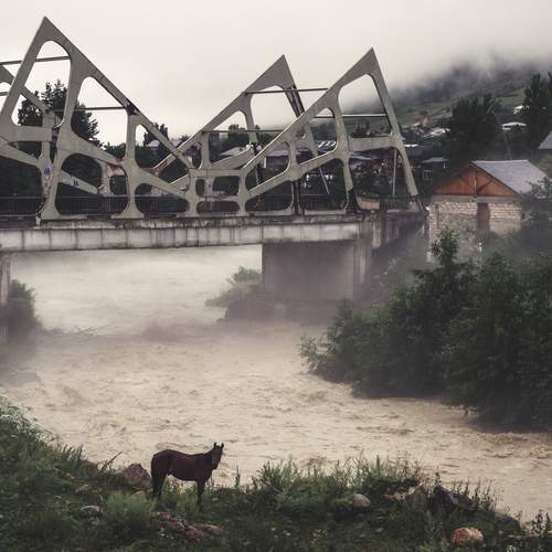 Мост через бурную горную реку