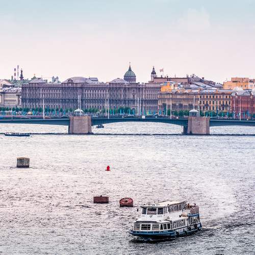 Нева в городе.