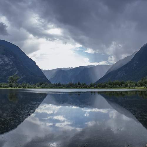 И дождь и солнце на реке