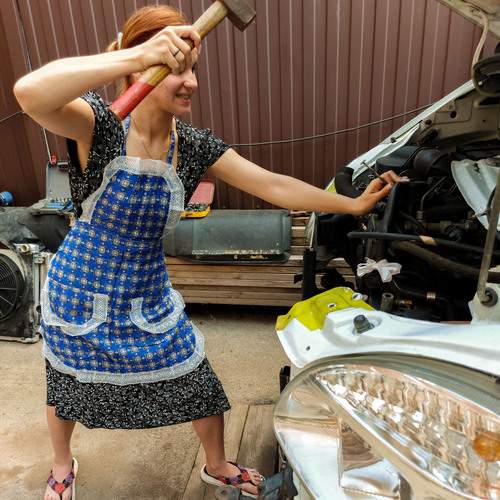 Да я сама твою колымагу отремонтирую..!