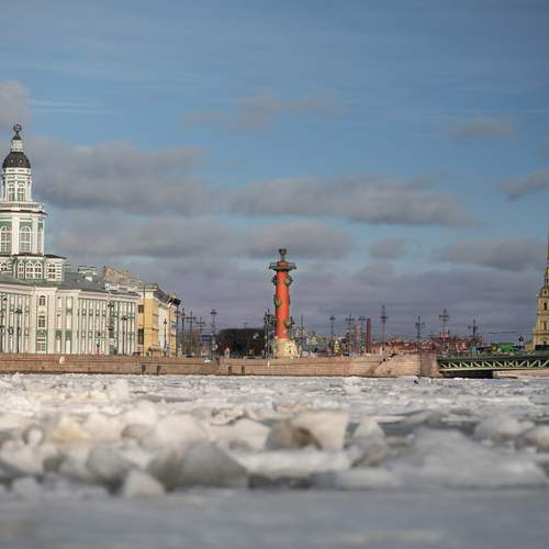 Нева просыпается от зимней спячки.