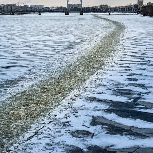 Река Нева перед ледоходом.