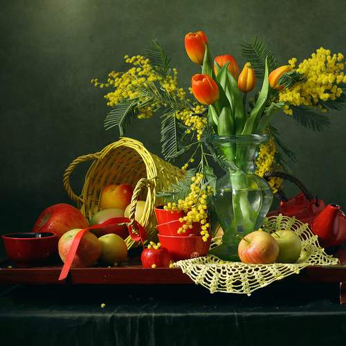 Весенний натюрморт с мимозой, тюльпанами и яблоками