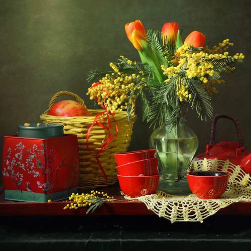 Весенний с мимозой и тюльпанами