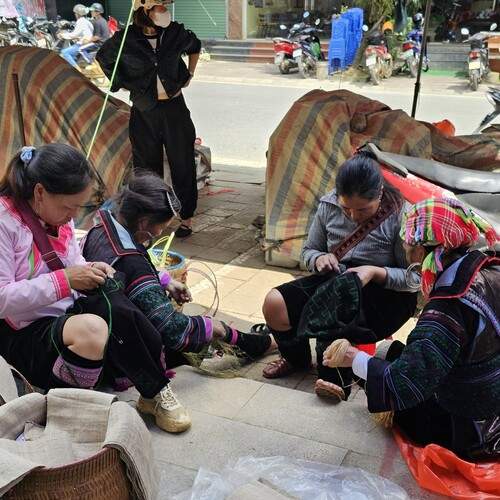 Вышивальщицы