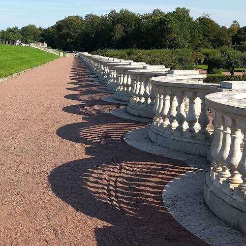 Балюстрада - одна из знаковых архитектурных деталей Нижнего парка в Петергофе
